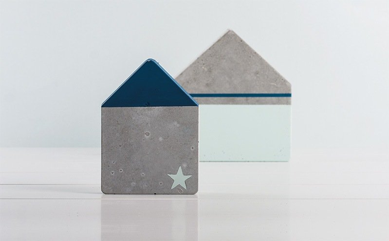 Betonhaus mit blauem Stern