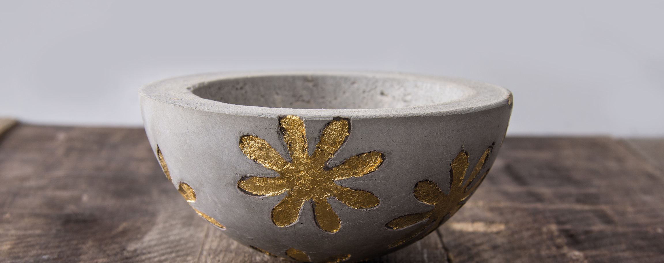 Bowl out of concrete  with flowers out of deco-metal