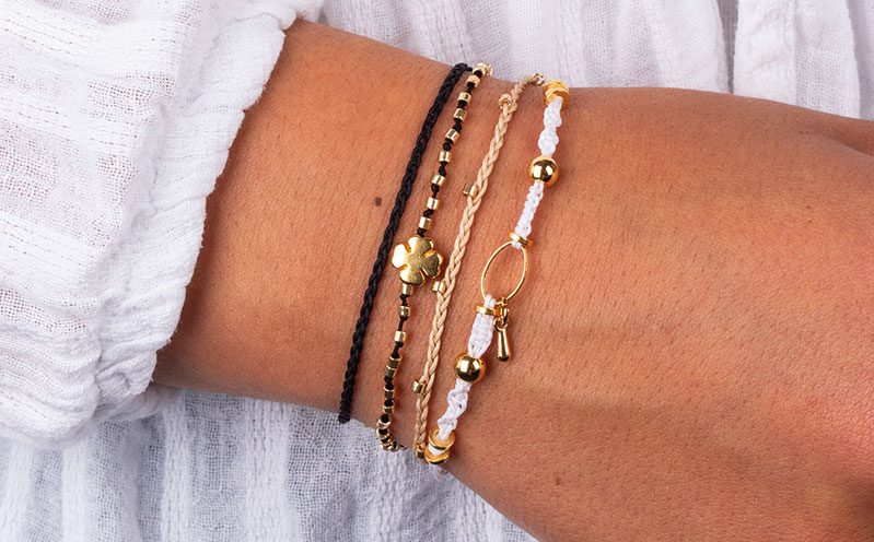 Freundschaftsarmbänder in schwarz und weiß