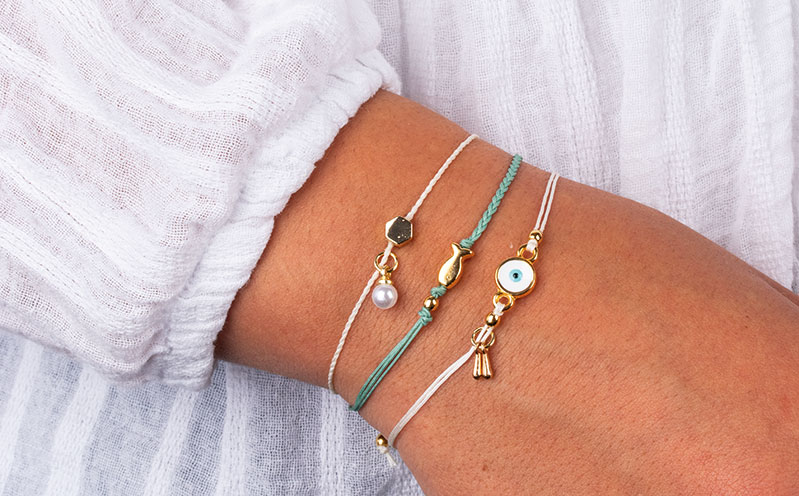 Freundschaftsarmbänder in weiß und grün