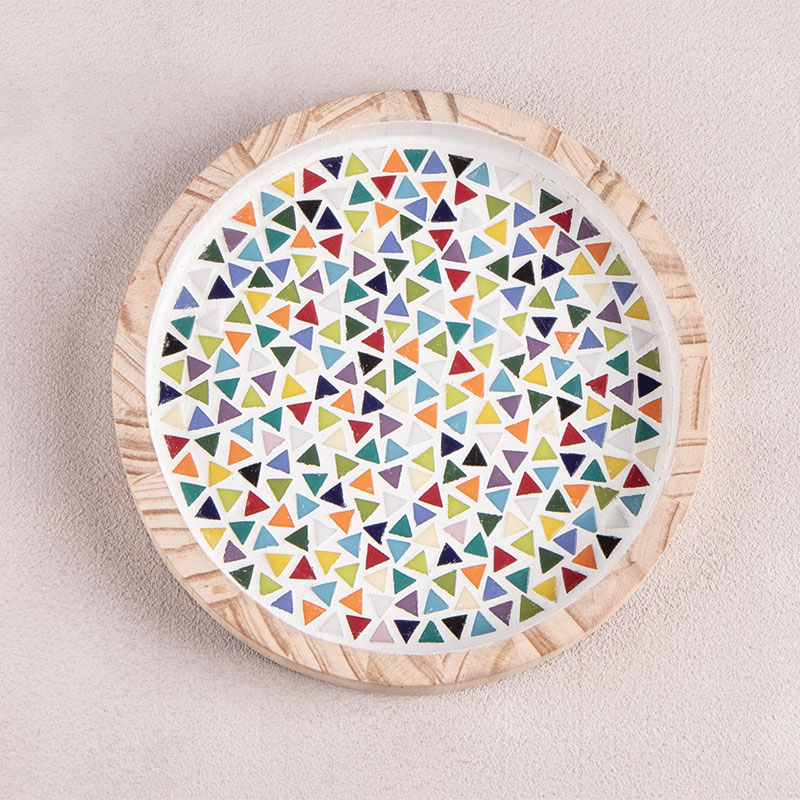Plateau en bois avec mosaïque triangulaire
