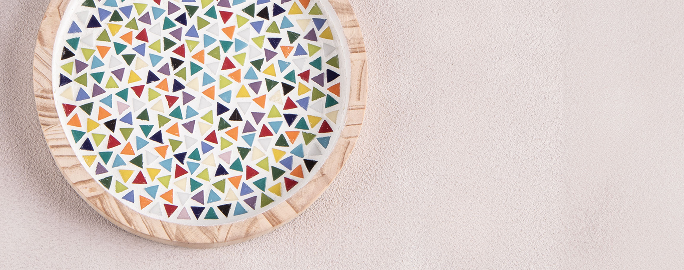 Plateau en bois avec mosaïque triangulaire